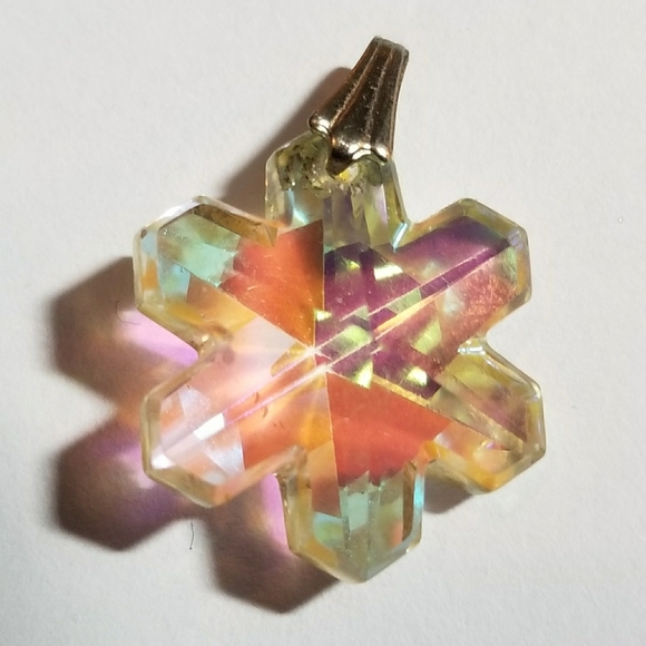 Sparkly Snowflake pendant charm rainbow aurora borealis winter iridescent - Picture 4 of 17